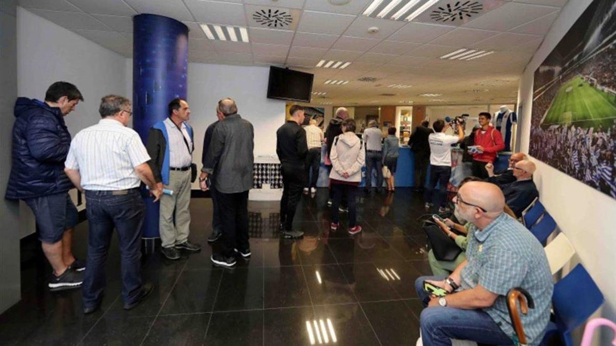 Las colas han sido habituales en las oficinas del Espanyol