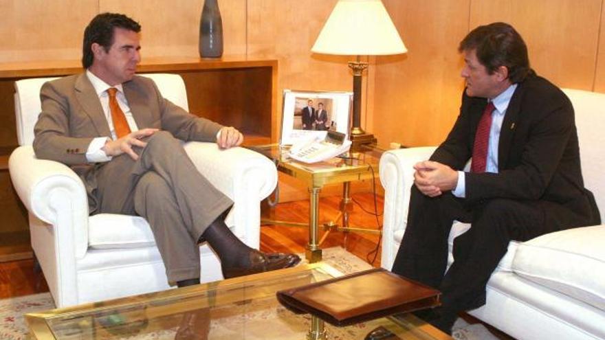 Javier Fernández, a la derecha, durante la reunión que mantuvo ayer en Madrid con José Manuel Soria.