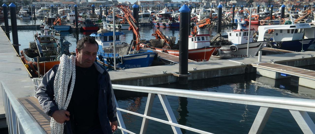 Barcos auxiliares de acuicultura en A Illa de Arousa.