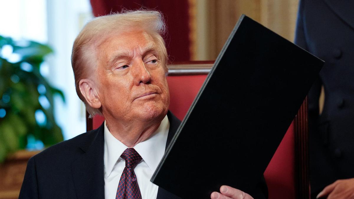 El presidente de Estados Unidos, Donald Trump, con la carpeta de una orden ejecutiva en la Casa Blanca