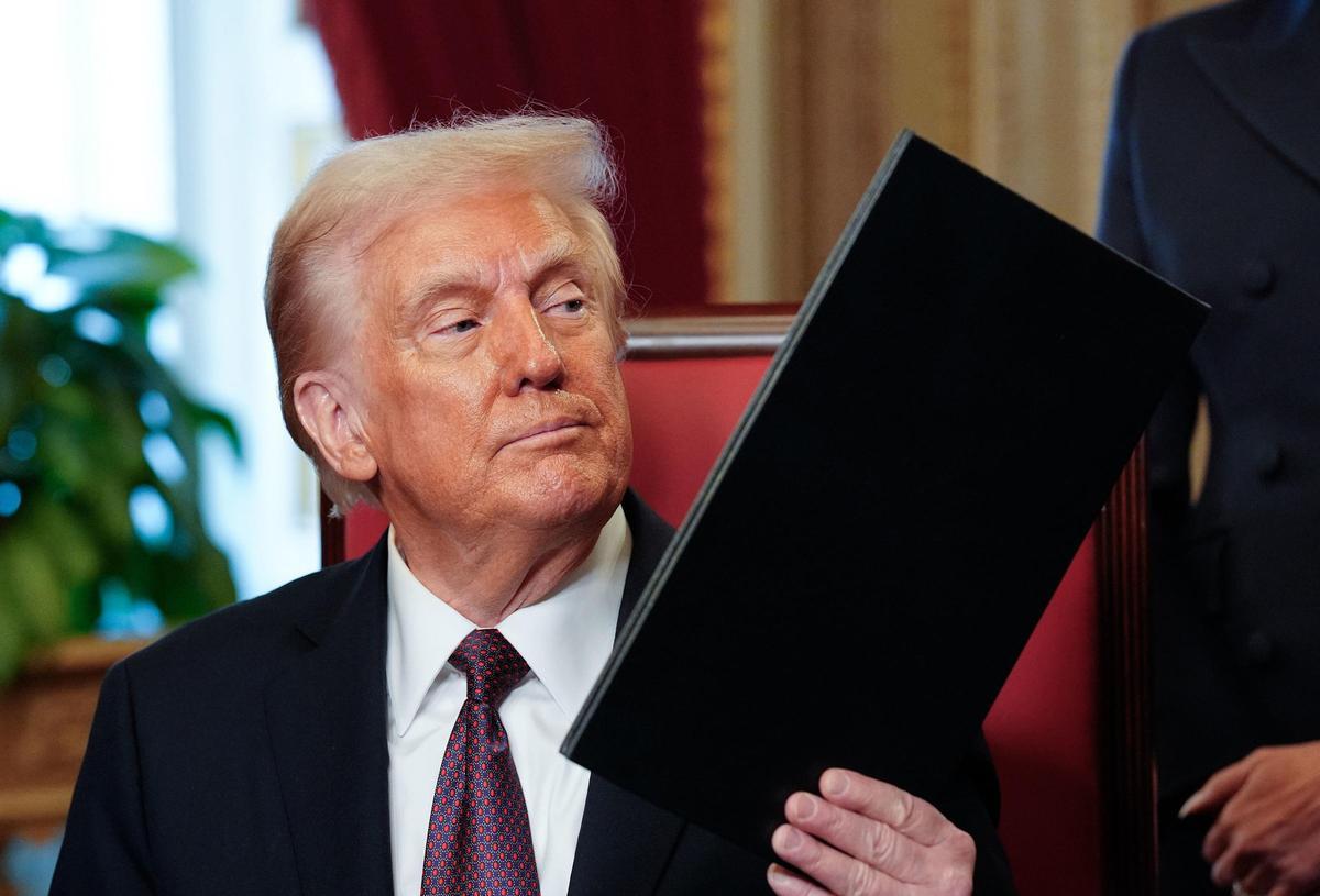 El presidente de Estados Unidos, Donald Trump, con la carpeta de una orden ejecutiva en la Casa Blanca