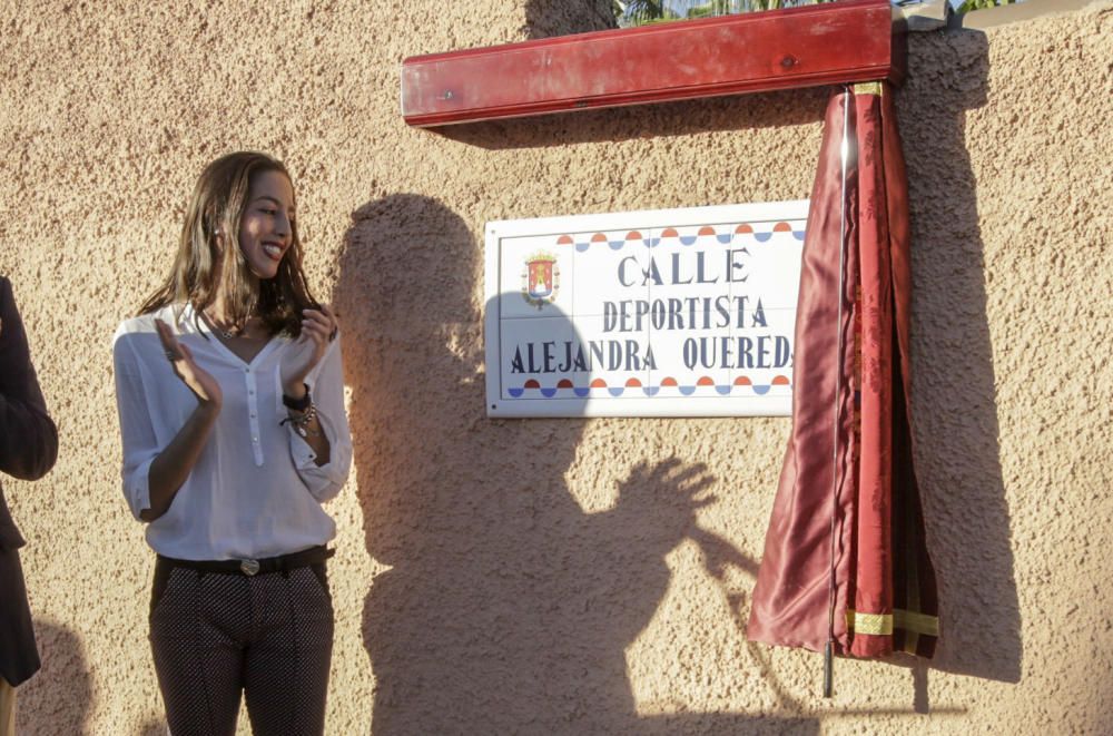 La gimnasta alicantina recibe el reconocimiento del Ayuntamiento por su trayectoria