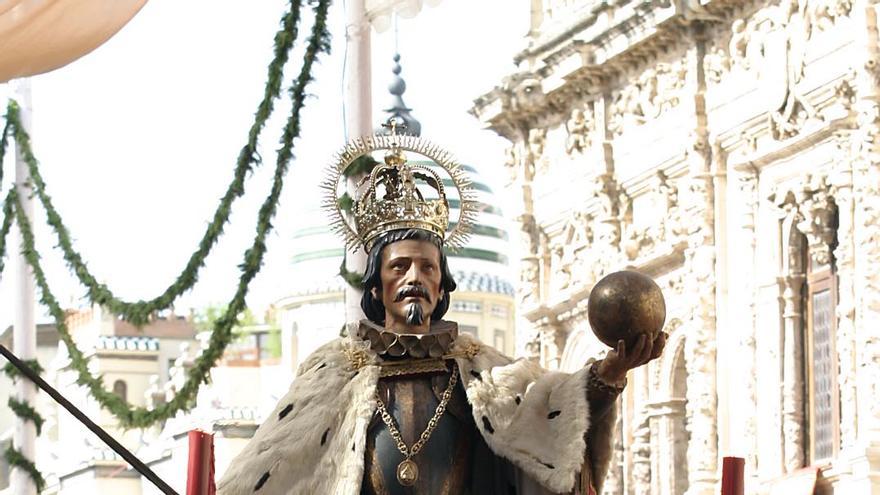 El paso de San Fernando, patrón de la ciudad, en la procesión del Corpus Christi. / David Estrada