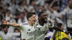 Real Madrids Arda Guler, left, and Real Madrids Antonio Rudiger celebrate after a fourth goal in extra time during the Spanish Copa del Rey semifinal second leg soccer match between Real Madrid and and Real Sociedad in Madrid, Spain Tuesday, April 1, 2025. (AP Photo/Bernat Armangue)
