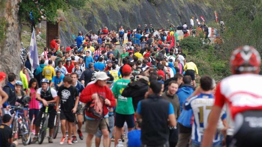 Aficionados en la última subida de la Vuelta a España al Angliru, en el año 2013.