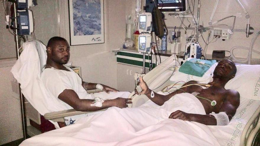 Abidal y su primo, tras la operación.