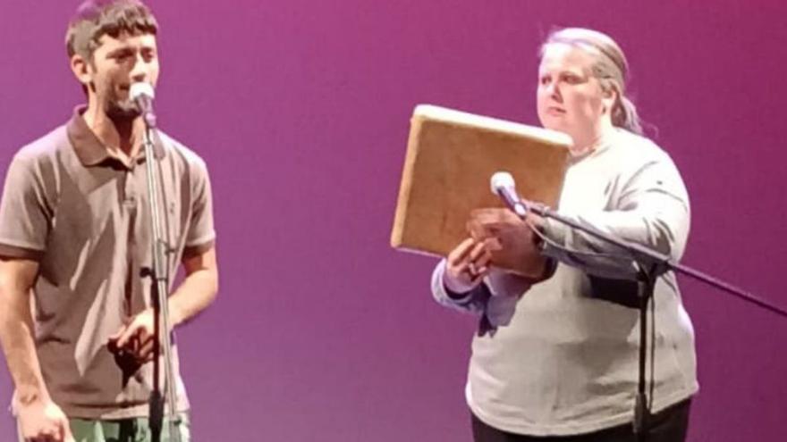 La actuación del cantante Carlos Velasco, ayer, en el centro cultural de Grado. | A. G.