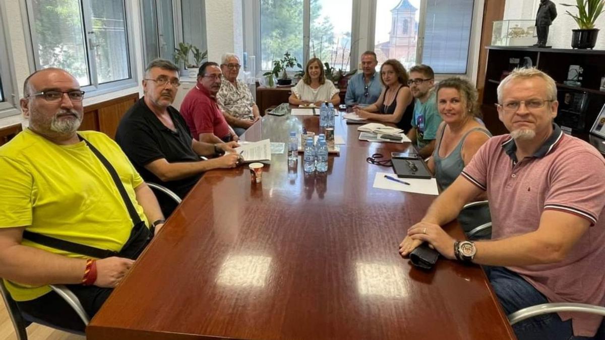 Vecinos de la asociación Benicàssim Sur, reunidos con la alcaldesa Marqués y representantes de los partidos políticos. | BELLIDO