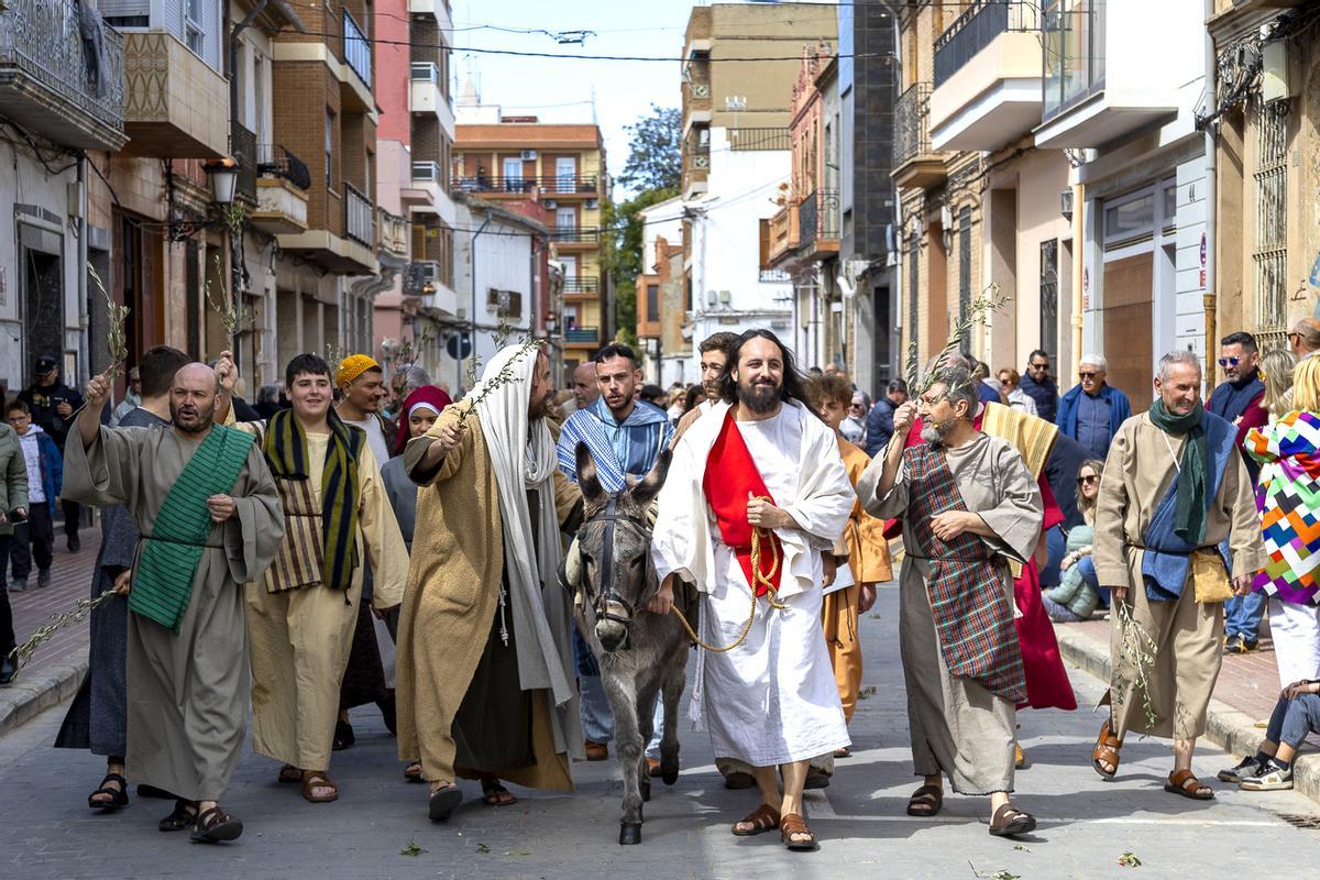 Denis Madrid, representando a Jesús, con la rama de olivo.