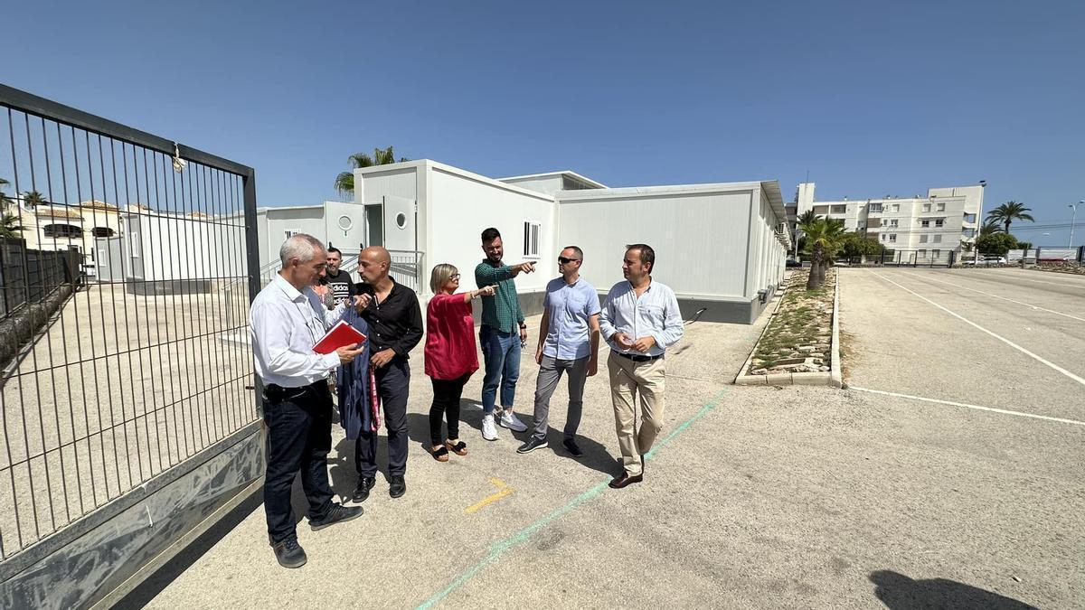 El equipo de gobierno con técnicos de Educación en una visita a las aulas prefabricadas que abrieron este curso escolar de forma provisional