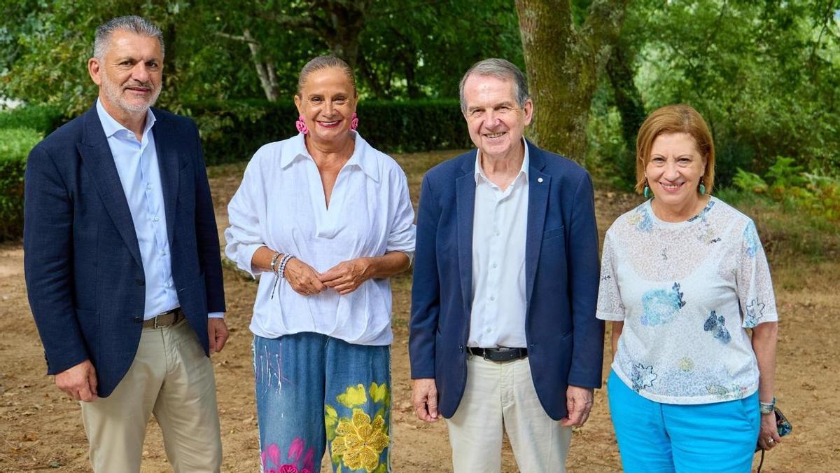 Ángel Rivas, Carmela Silva, Abel Caballero y Elena Espinosa, en una visita a los montes de Candeán.