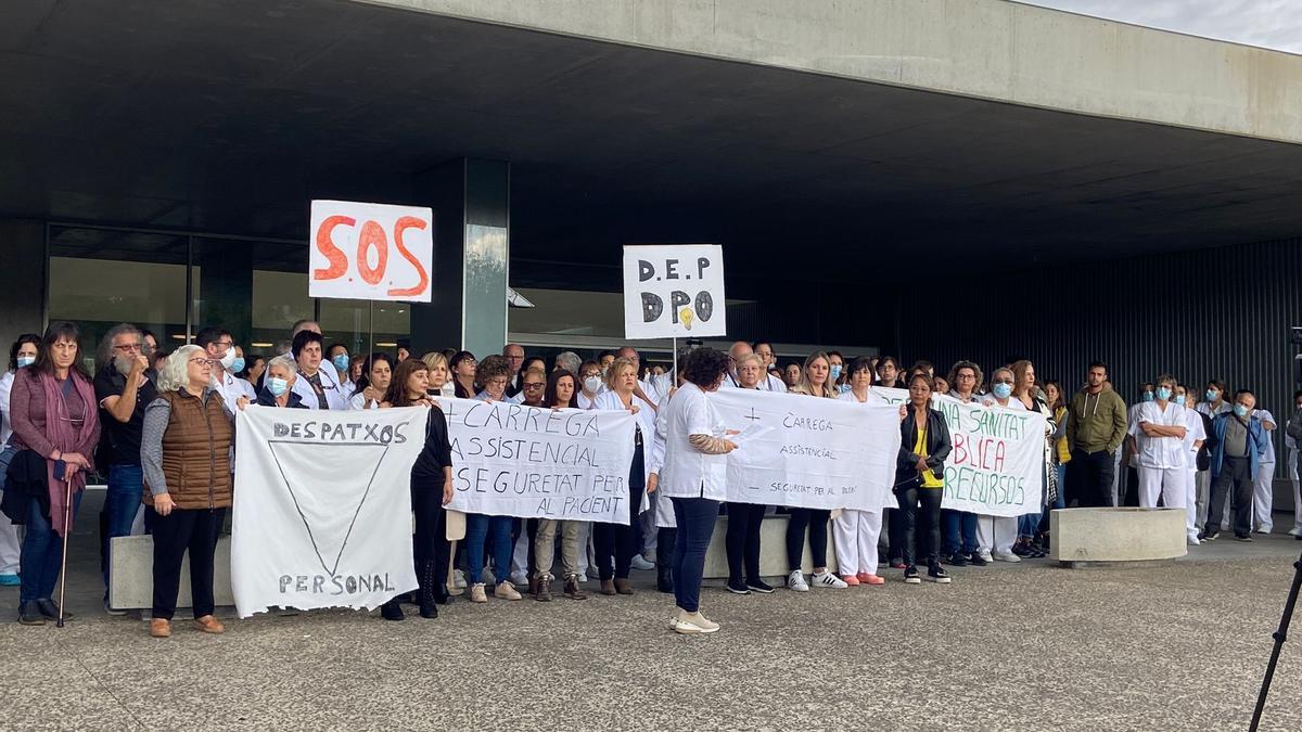 Treballadors de l&#039;hospital d&#039;Olot durant la protesta d&#039;aquest migdia