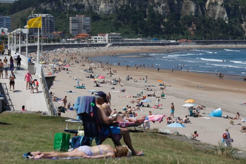 Sábado de playa en Asturias: parcelas de arenal