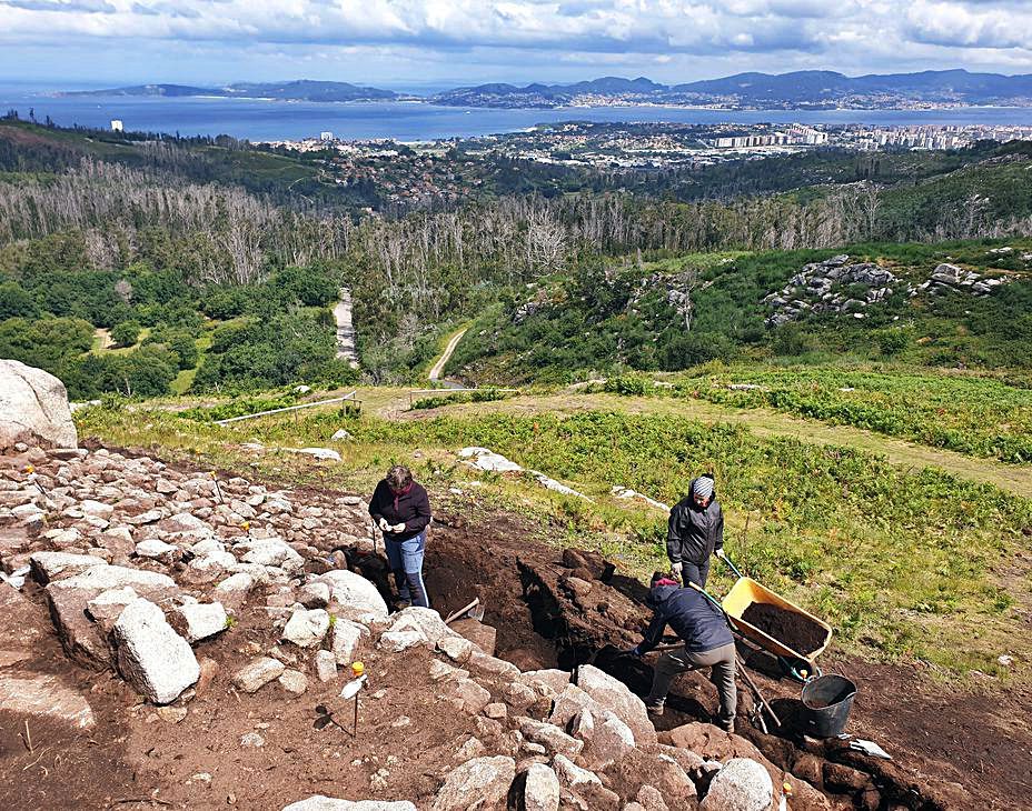 La excavación, con la ría de Vigo al fondo