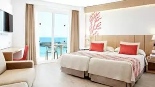 Angeblich Mutprobe per App: Betrunkener deutscher Urlauber legt sich zu fremdem Pärchen ins Hotelbett
