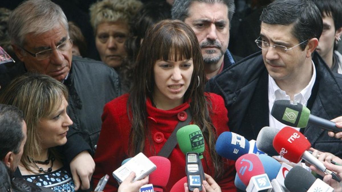 La hija de Isaías Carrasco, Sandra, junto a Patxi López (d), y a su madre, María Angeles Romero (i), tras el homenaje al exconcejal en Arrasate (Guipúzcoa), en marzo del 2009.