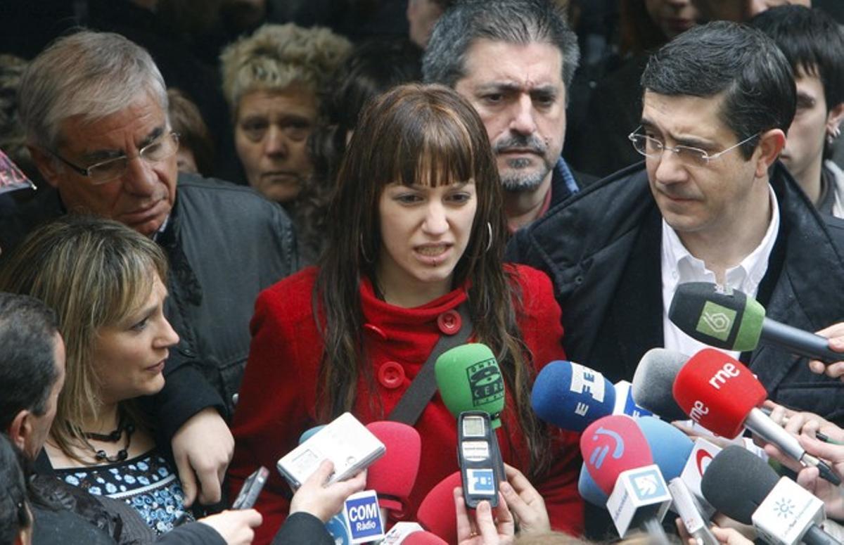 La filla d’Isaías Carrasco, Sandra, al costat de Patxi López, i la seva mare, María Angeles Romero, després de l’homenatge a l’exregidor a Arrasate (Guipúscoa), el març del 2009. La filla d’Isaías Carrasco, Sandra, al costat de Patxi López, i la seva mare, María Angeles Romero, després de l’homenatge a l’exregidor a Arrasate (Guipúscoa), el març del 2009.