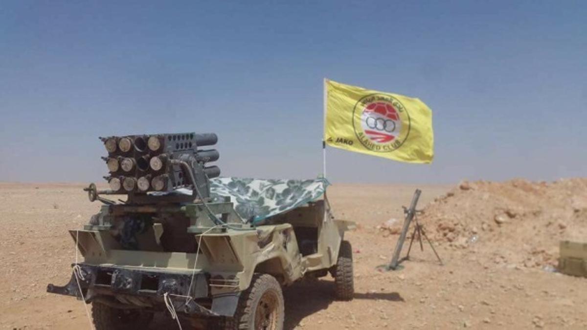 Un carro de combate de Hizbulá con una bandera del Al-Ahed.