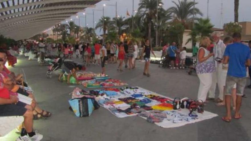 Los &quot;manteros&quot; toman el Paseo Vista Alegre