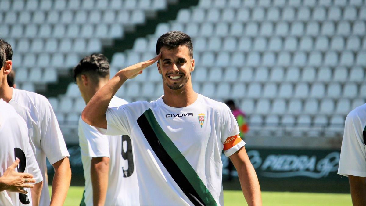 Juanma Bernal celebra uno de sus goles ante el Marbella en El Arcángel.