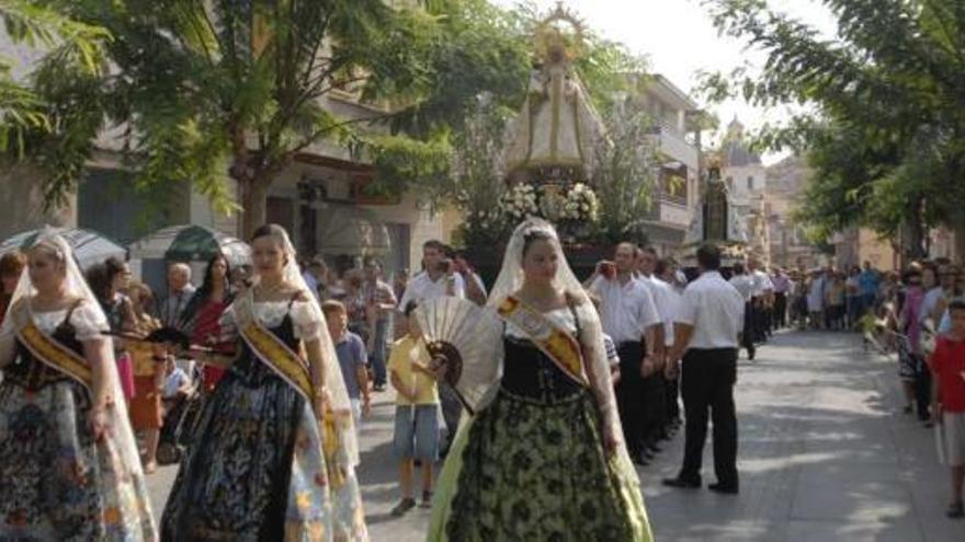 Numerosos vecinos acompañaron en procesión a la Virgen del Carmen y a la Virgen de las Virtudes.