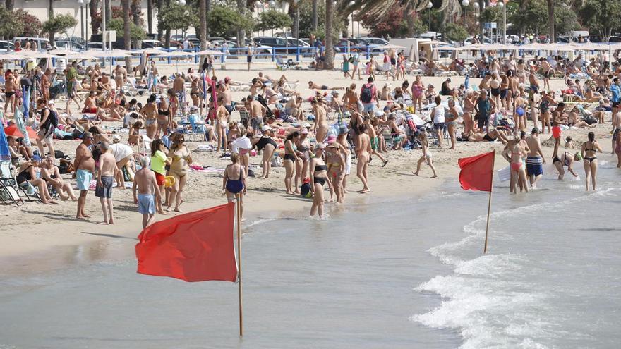 Alicante señaliza los puntos peligrosos para el baño con banderas rojas en el agua