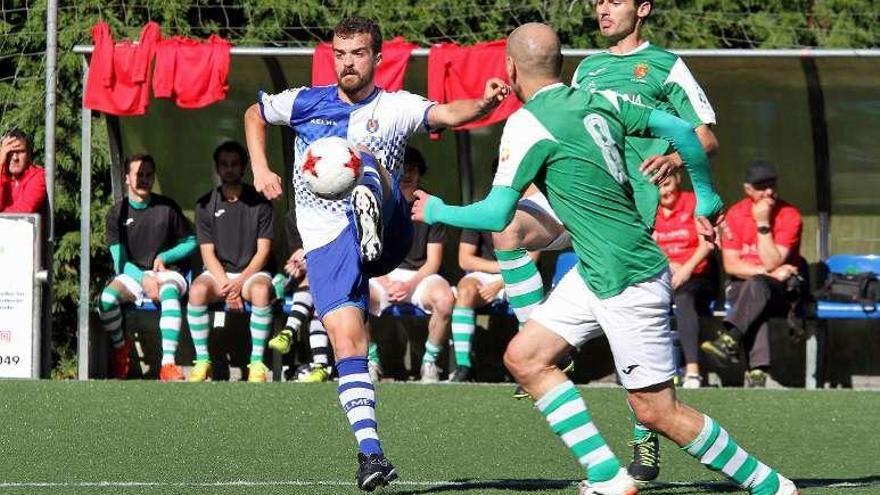 Álvaro Pozo, con el balón, ante Aitor Tornavaca y Diego Arias.