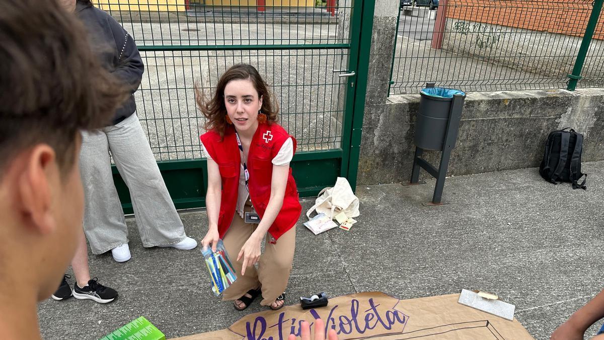La técnica Irene Hidalgo durante un momento de la actividad sobre patios violetas.