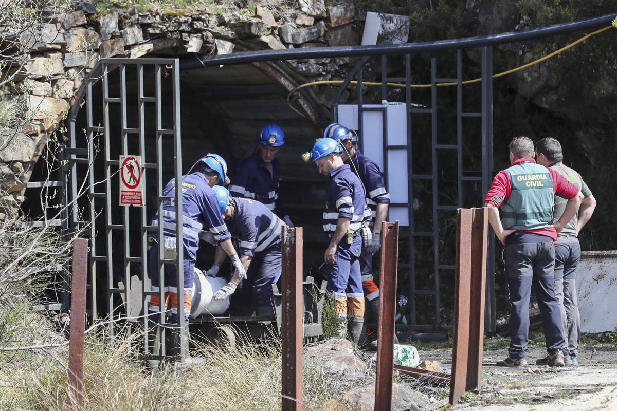Miembros de la brigada minera y agentes de la Guardia Civil acceden a la mina de Cerredo tras el accidente en el que fallecieron cinco trabajadores tras una explosión.