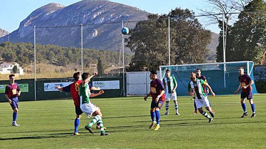 Una jugada del partit entre l&#039;Escala i el Besalú.