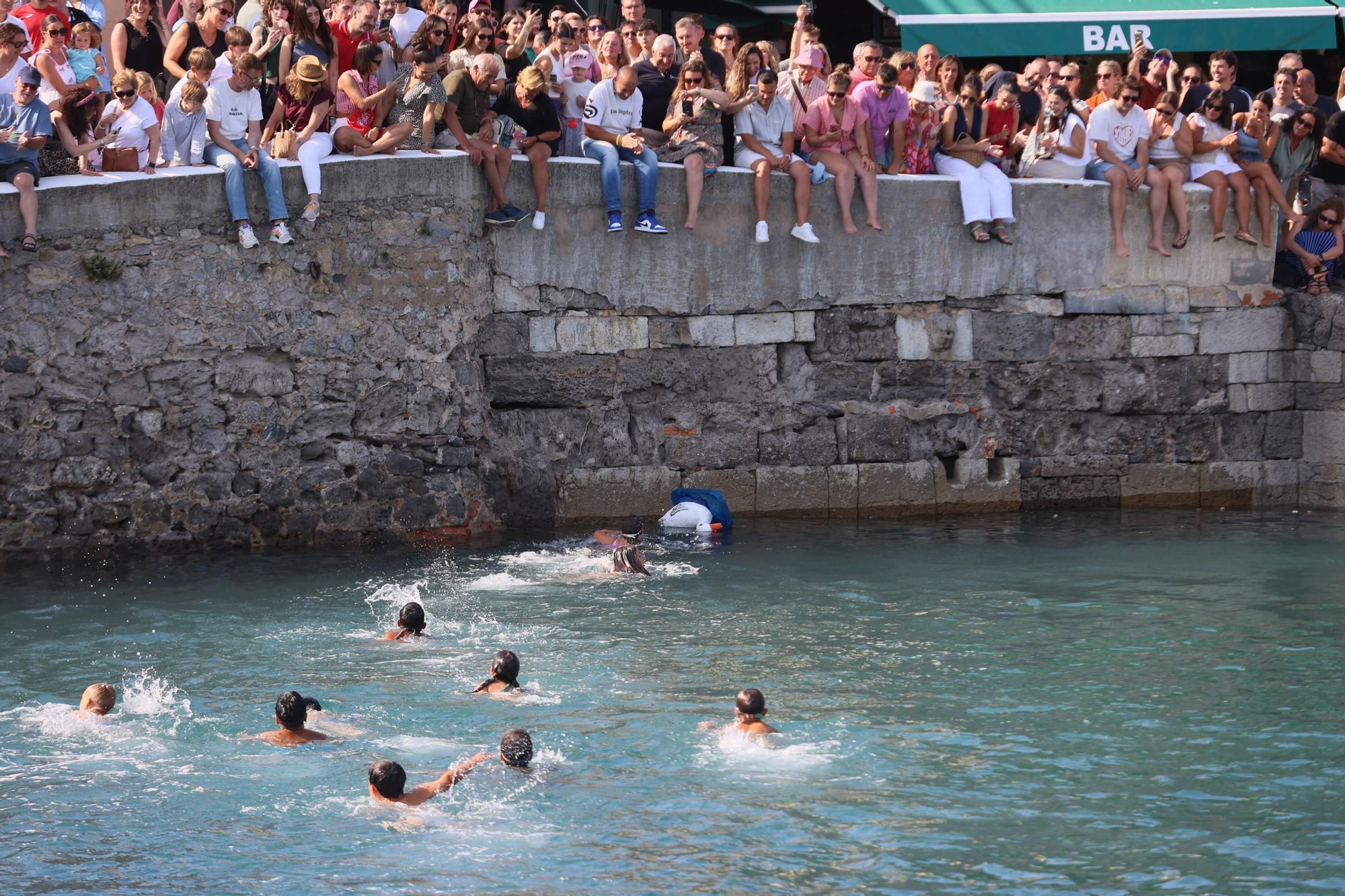 EN IMÁGENES: La multitudinaria cita de la cucaña en el Carmen de Luanco