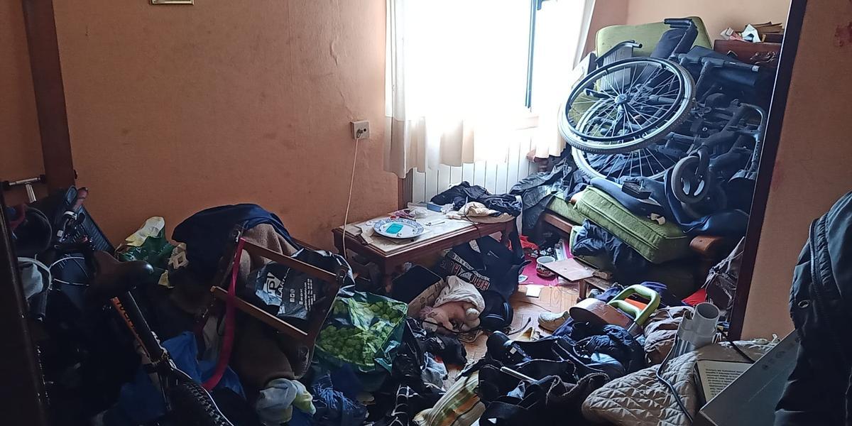 Basura acumulada en el narcopiso de Mieres de la calle Aller