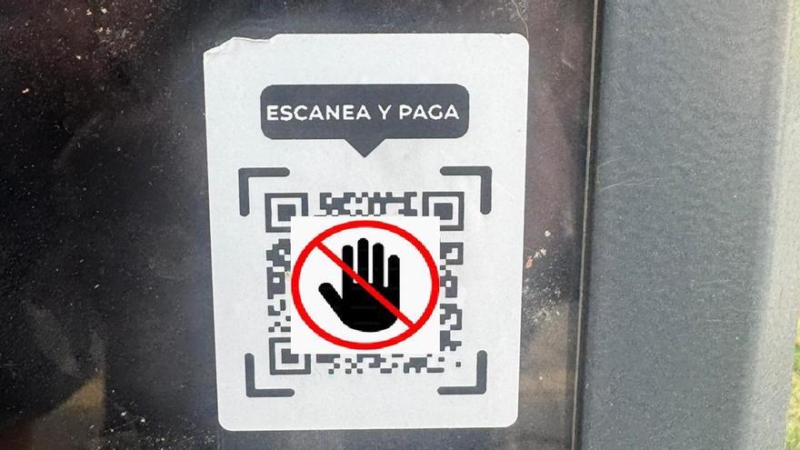 Pegatina fraudulenta colocada en un parquímetro del Puerto de Palma para clonar los datos  personales y bancarios.
