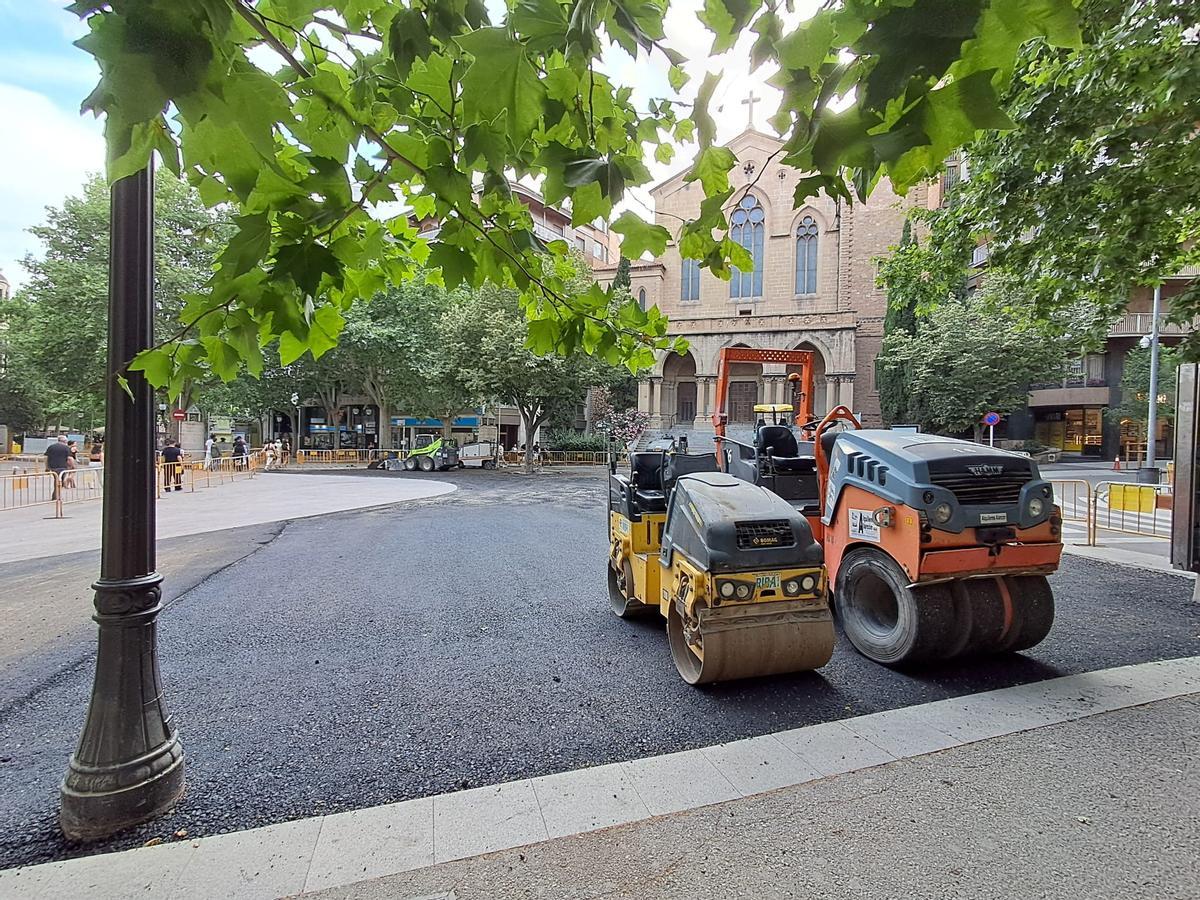 Mquinària per aplanar el nou terra asfaltat de la cèntrica plaça de Manresa