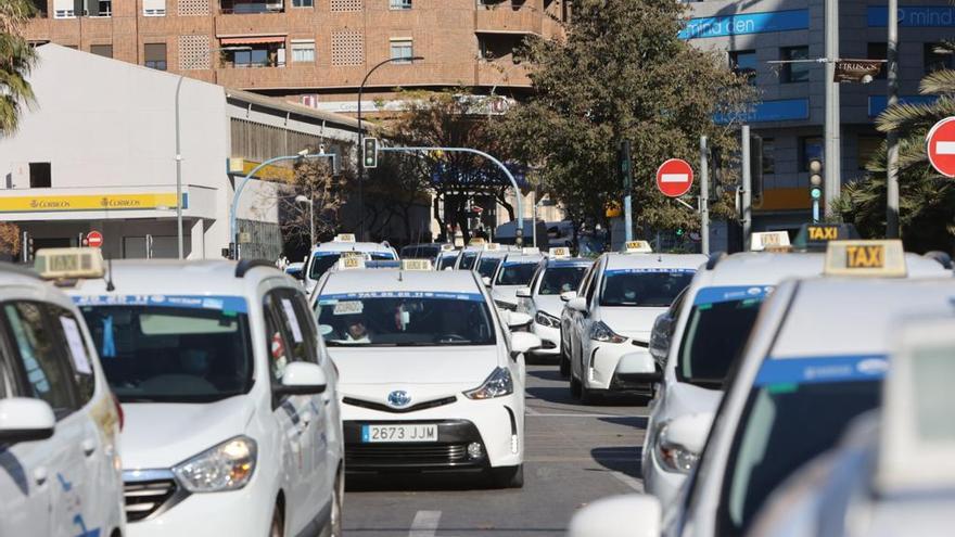 La protesta de los taxistas por la falta de revisión de las tarifas colapsa Alicante