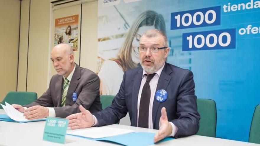 El director de Carrefour Gran Vía, Pedro Ruiz, explica la campaña junto al director de Puerta de Alicante.