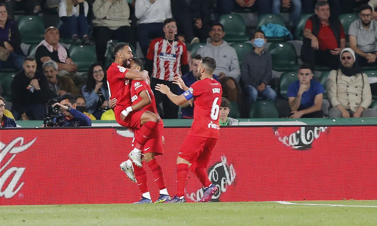 ELCHE (ALICANTE), 11/05/2022.- El delantero del Atlético de Madrid Matheus Cunha (i) celebra con Renan Lodi (c) tras marcar ante el Elche, durante el partido de Liga en Primera División que se disputa hoy miércoles en el estadio Martínez Valero. EFE/Manuel Lorenzo