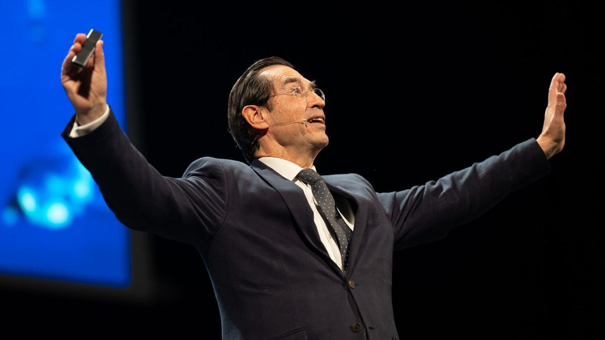 Mario Alonso Puig ofreciendo una conferencia.
