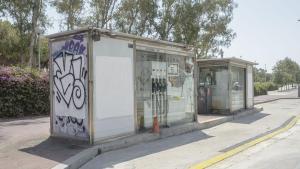 Una gasolinera de calzada en el barrio de Poblenou, en Barcelona, cerrada el pasado verano.