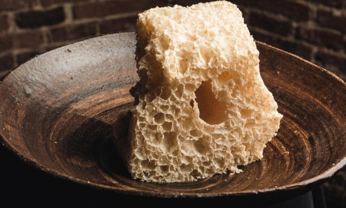 Intxaursalsa: la crema vasca de nueces reinventada en el Corral, crujiente y etérea.