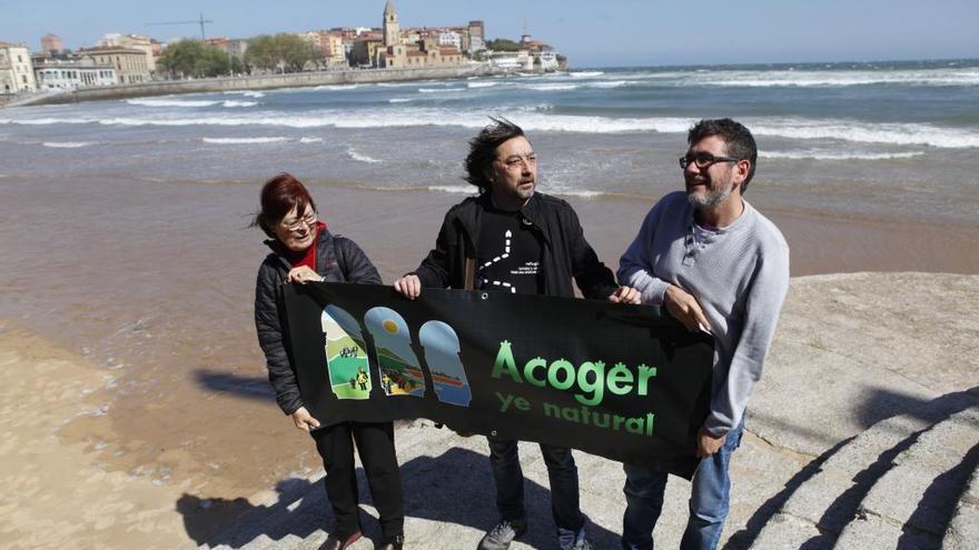 Por la izquierda, Marian Uría, Falo Marcos y Héctor Colunga con el diseño del cartel de &quot;Acoger ye natural&quot;