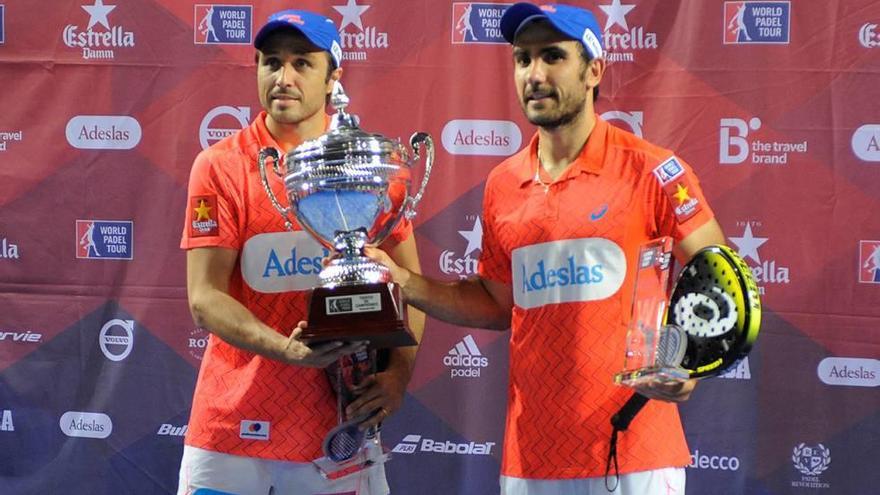 Fernando Belasteguín y Pablo Lima con el trofeo de campeones del Estrella Damm Mallorca Open 2016.