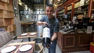 ¿Copa de vino y picoteo? Este restaurante de Triana ofrece más de 1.500 referencias para elegir