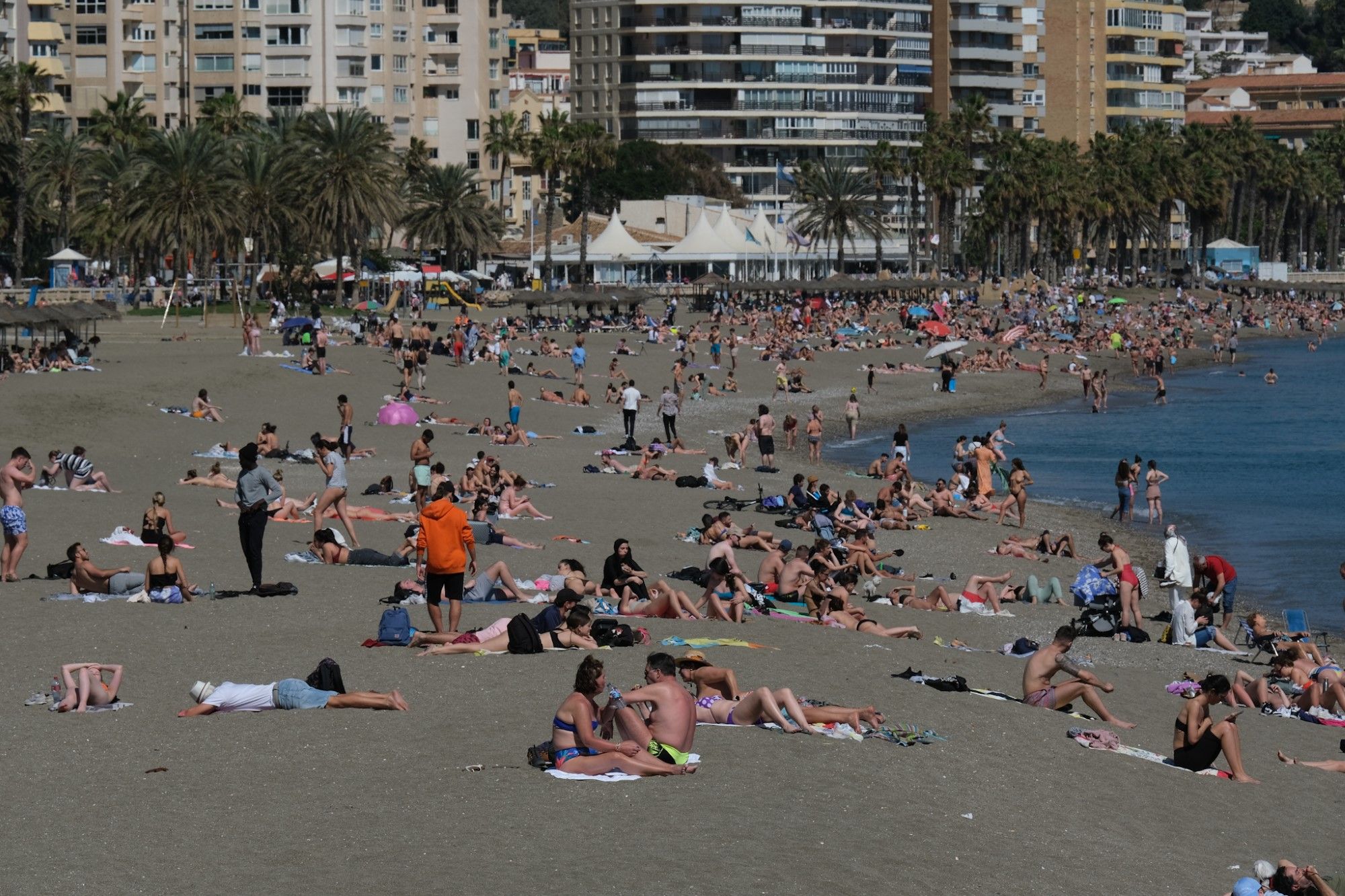 30 grados en Málaga capital este sábado y las playas llenas