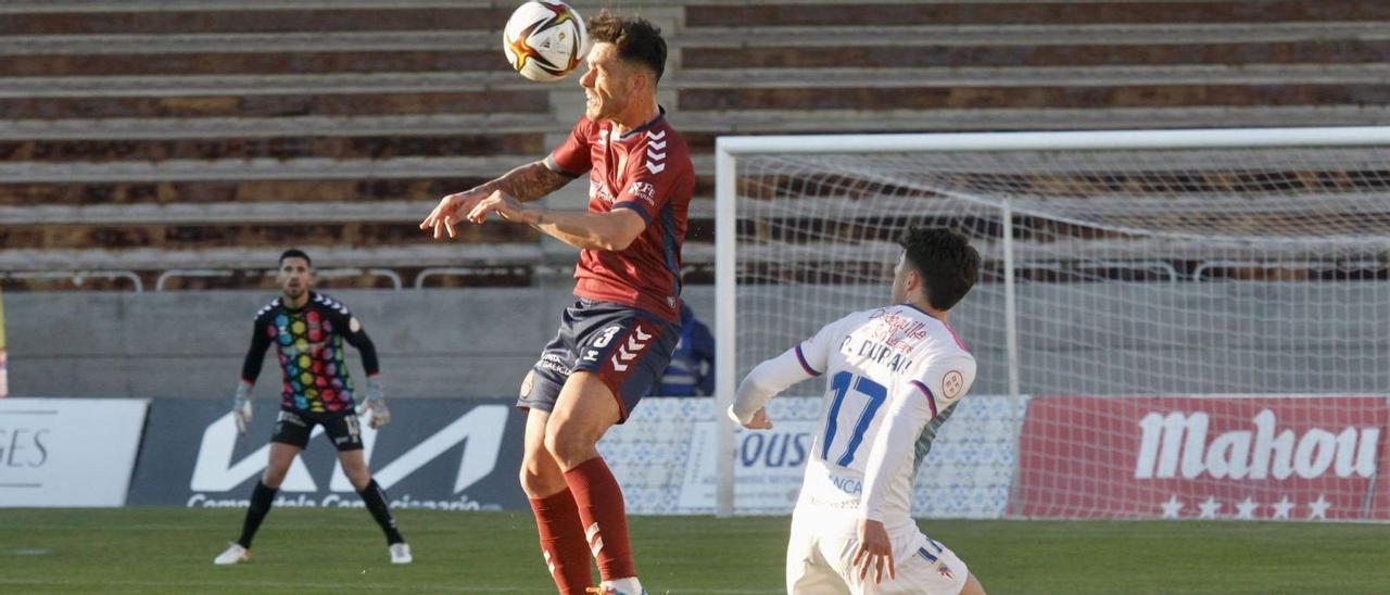 Samu Araújo, defensa del Pontevedra, pugnando por un balón contra un jugador del Compostela.
