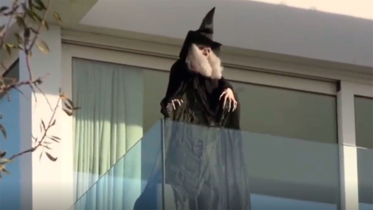 La bruja a tamaño real que Shakira ha colocado en el balcón de su casa