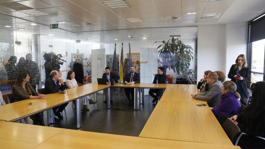 Adrián Barbón, presidiendo la reunión mantenida ayer con la plantilla de Asturex y con representantes de diez empresas exportadoras. |  Fernando Rodríguez