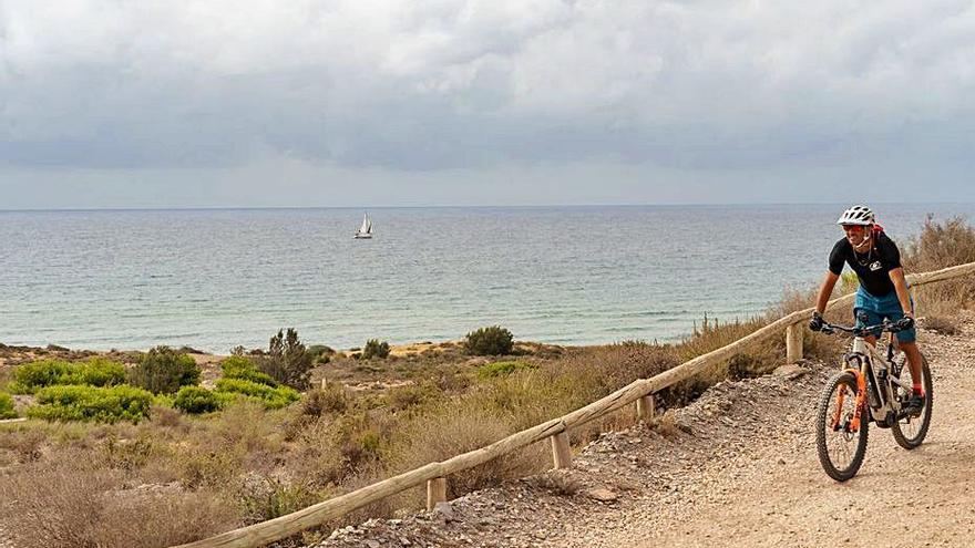 Un ciclista transita por el Parque Regional de Calblanque.