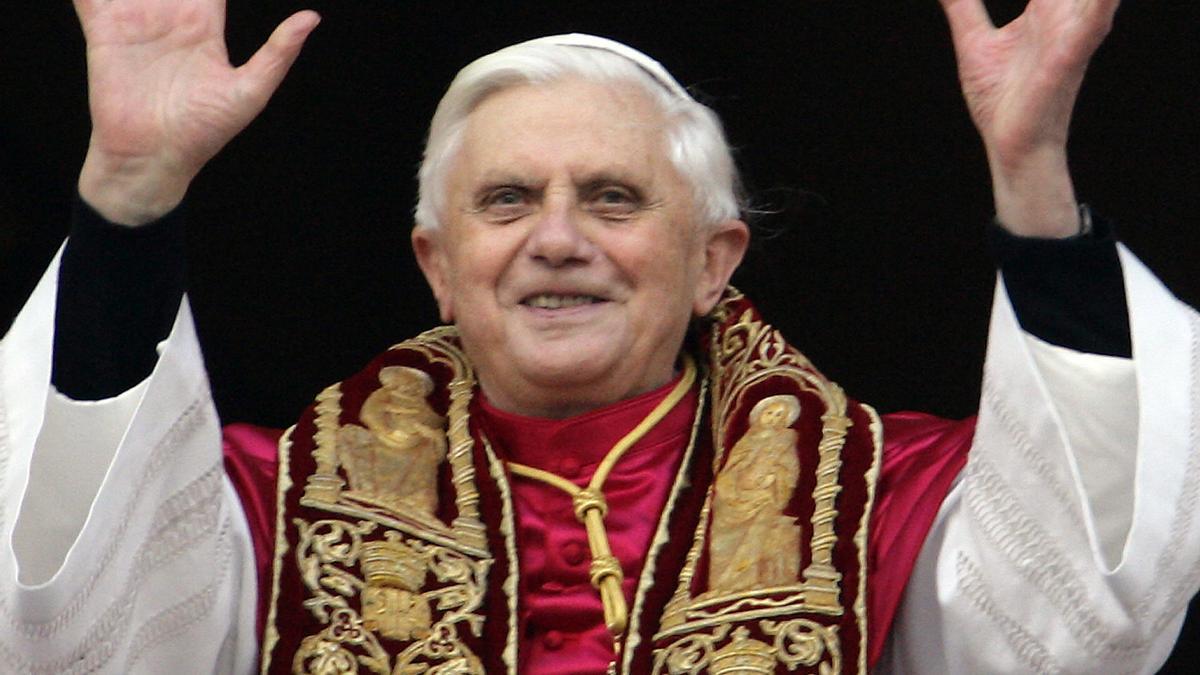 El papa Benedicto XVI, tras ser elegido, saluda a los peregrinos desde el balcón de la basílica de San Pedro, en El Vaticano, el 19 de abril del 2005.