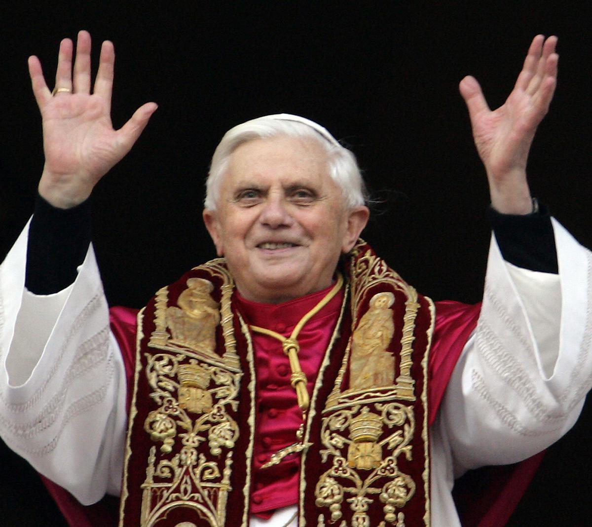 El papa Benedicto XVI, tras ser elegido, saluda a los peregrinos desde el balcón de la basílica de San Pedro, en El Vaticano, el 19 de abril del 2005.